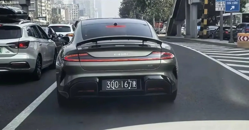 小米SU7成联合国大使馆的官方用车，这辆车拥有全国不限行的路权，并且还不用年检！