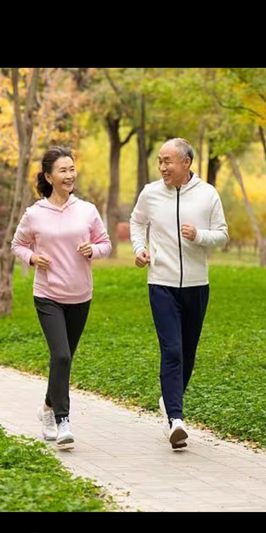 公交卡名的变迁
平时乘车刷卡，一声“幸福卡”，温馨又亲切。
坐下后，上车的人身份