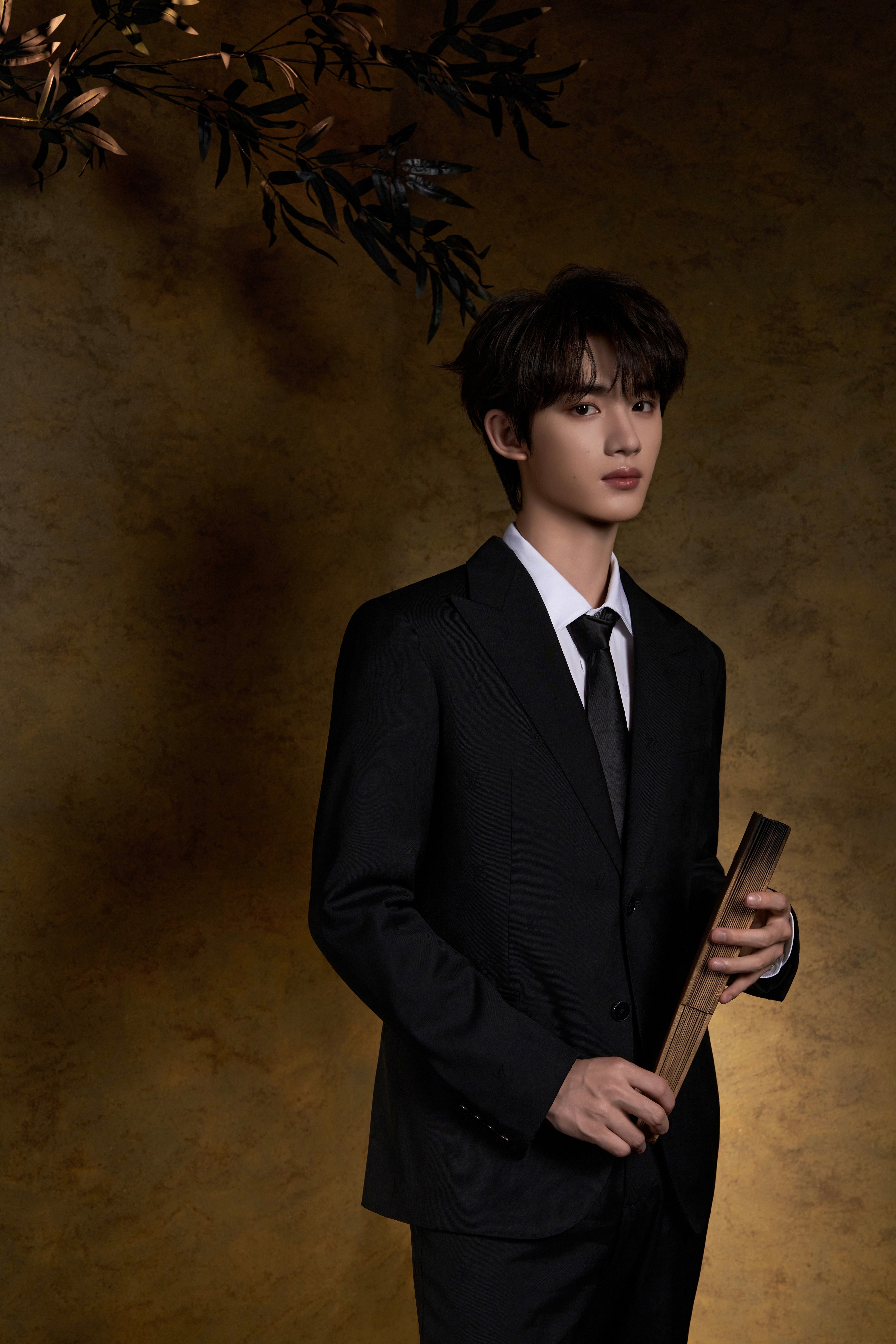 丁程鑫  写真 贵气杀疯！黑金西装 + 金属叶，优雅气质绝了