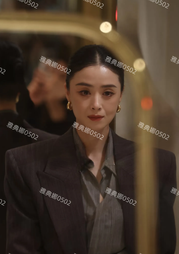 蒋欣的美貌被低估了，高贵优雅又美又飒!
本人个高脸小大长腿，五官十分紧凑精致是妥