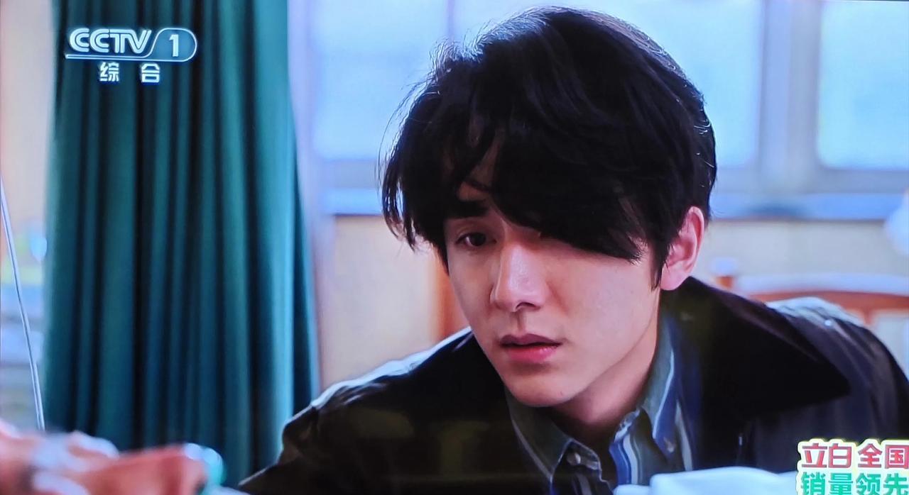 一胖毁所有。
电视剧《淬火年代》里演男主父亲的演员任程伟，当年也是帅哥。归于硬汉