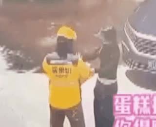 近日，网友曝光一女子从外卖小哥手上接过蛋糕后，自己不小心摔碎蛋糕，她第一时间却是