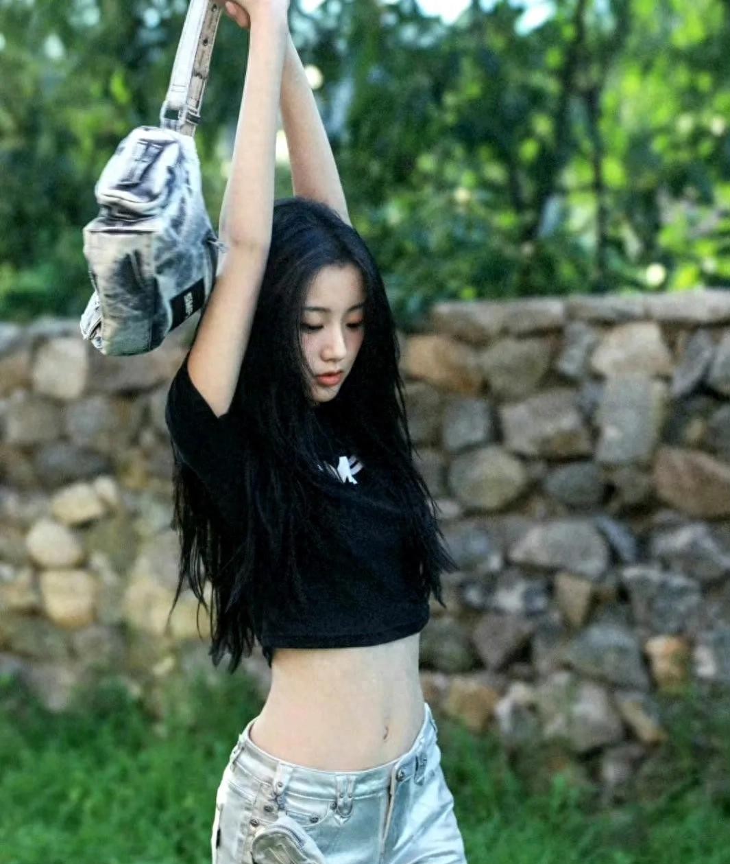 包上恩作为女明星也是可以当模特的程度。看一眼就有购买欲。。 ​