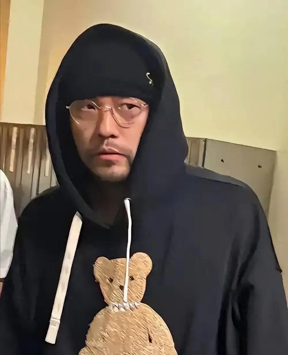 周董这是怎么了？好像走路很慢，需要人搀扶的样子。最近杰伦出行，面色也看起来如此沧