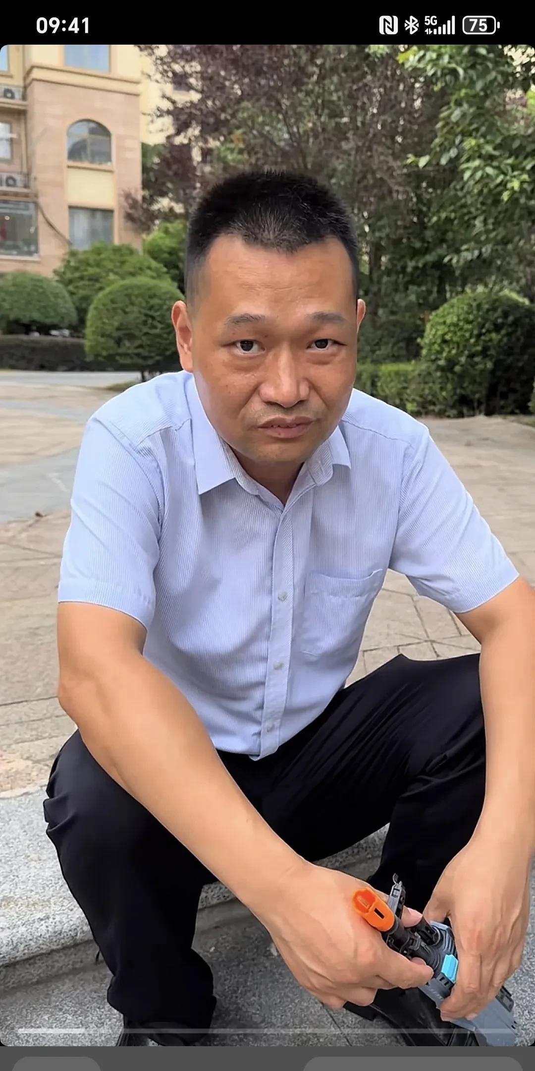 家有两对双胞胎～
别人全家养一个小孩，老王一人挣钱养全家，别说存钱了，挣钱还不够