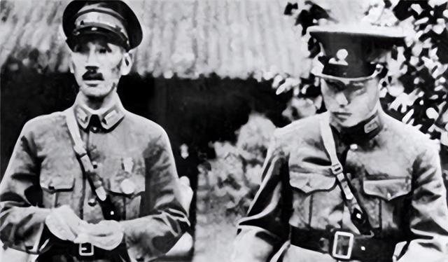 这是1936年，西安事变前，蒋张两人与妻子一张罕见的合影，照片中的蒋一脸严肃、忧