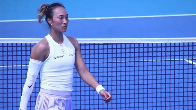 郑钦文第6次战萨巴，官媒盛赞！排名坐8争6，外媒却看轻