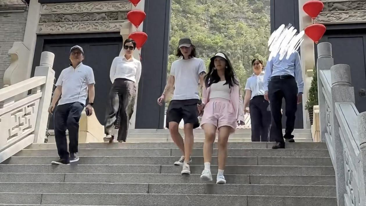 霍英东二房孙女回番禺老家，携夫参观霍英东纪念馆，还穿古装留影