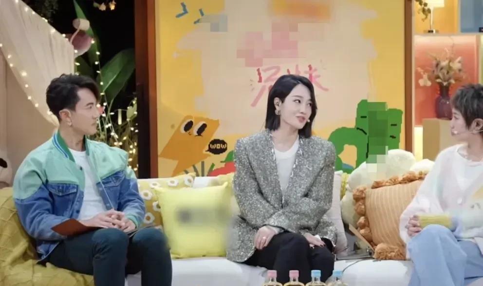 朱丹的家庭故事真挺特别。她本是独生女，妹妹也是。可在同一年，她七岁、妹妹四岁时，