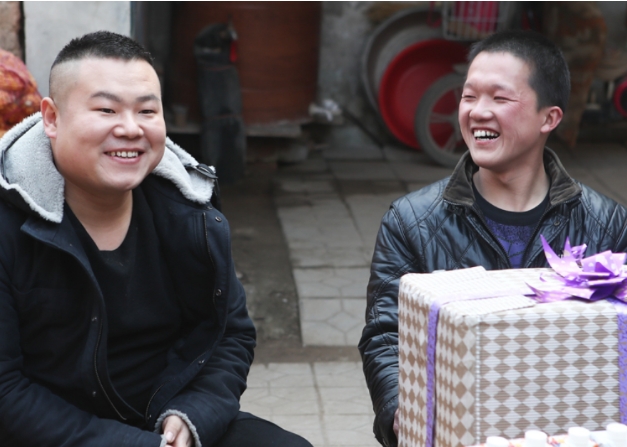 岳云鹏出名后，一个同学打电话问他借钱：“我妈住院了，能不能先借我50000块钱？