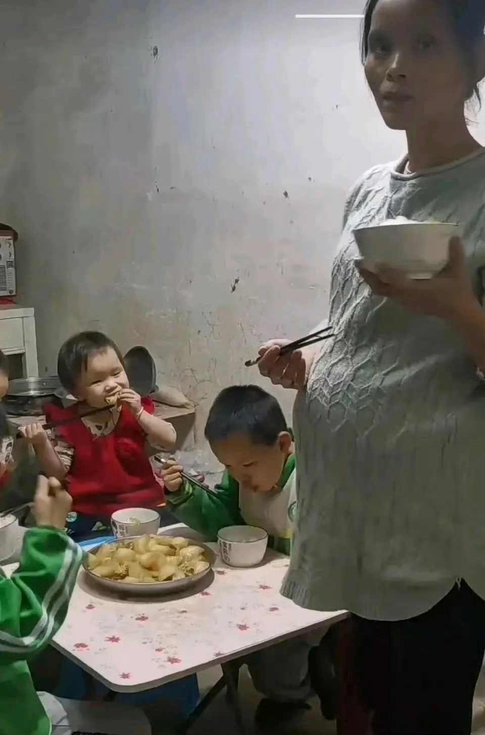 六个人吃一个菜 为什么还要生
