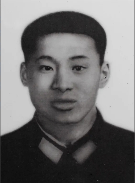  1979年，612高地上，17岁战士吴建国身中8弹倒地，一个越军军官想拿走他的