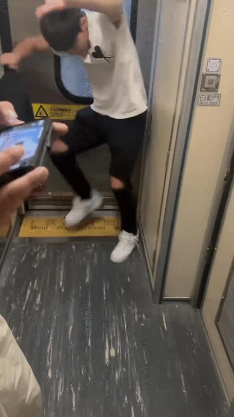 吞云吐雾后，看他右脚下的丧尸烟弹。