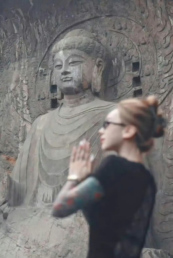 会有人穿成这样去拜佛吗？感觉不太好
