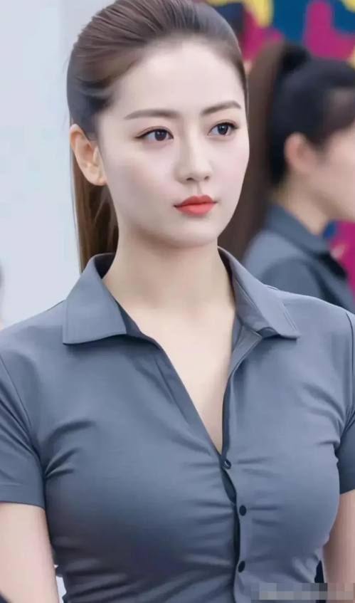 这才是男人们都喜欢的女演员吧，珠圆玉润长得比高圆圆还要漂亮。气质冷艳高贵，皮肤白