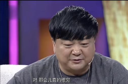洪剑涛说，我小时候是我们六个人睡一张1.5m的双人床，横着睡，我们兄弟姐妹三个，