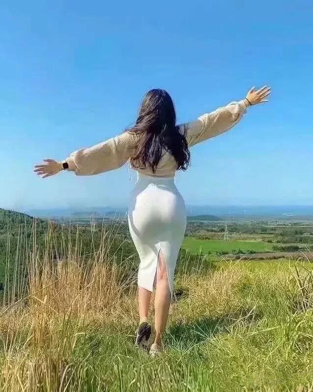 【这3种女人，遇上了千万别放手！】
1. 嘴硬心软型：嘴上骂你"败家子"，转头给