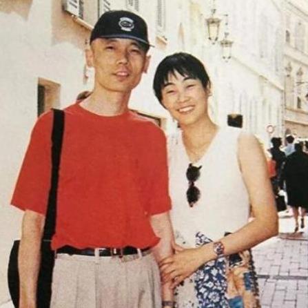 1995年，葛优拍戏赚了350万，把钱全部交给了妻子贺聪。谁知贺聪转身就在北京买