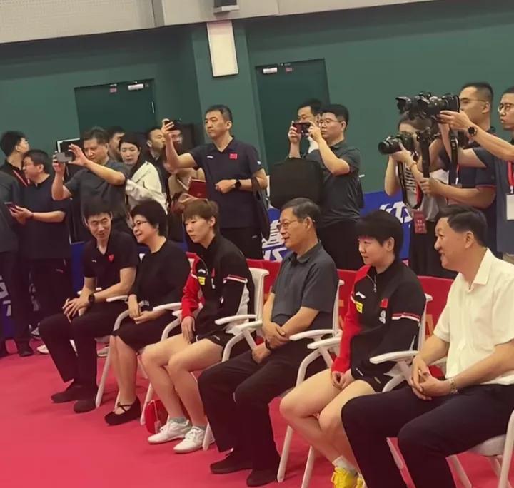 王楚钦在台上陪领导打球。孙颖莎在旁边和局长聊天呢[大笑][捂脸]！莎局不愧莎局，