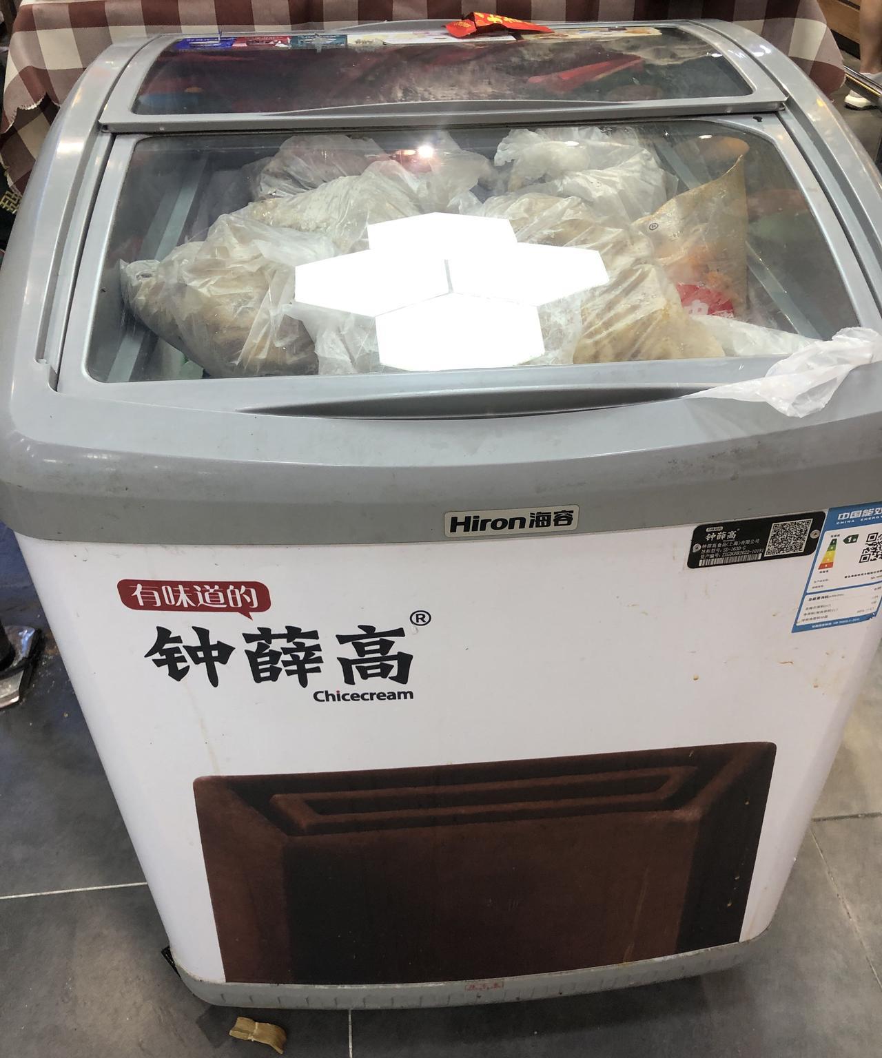 当年靠炒作成为雪糕中的劳斯莱斯，钟薛高，如今这个下场，冰柜里摆满了鸡爪鱼丸。一家