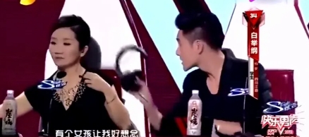 2013年在《快乐男声》的节目中，谢霆锋正在听学员演唱，身体也不由自主的跟着摆动