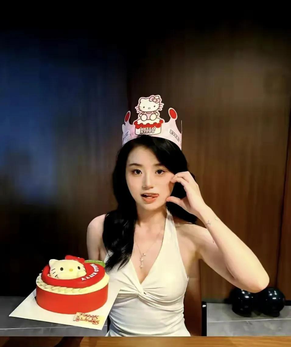 这是谁家大美女，怎么就一个人庆生？
仔细一看这不是斯诺克女子世锦赛冠军白雨露吗，