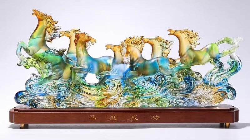 邂逅古法琉璃八骏马，遇见千年传承之美