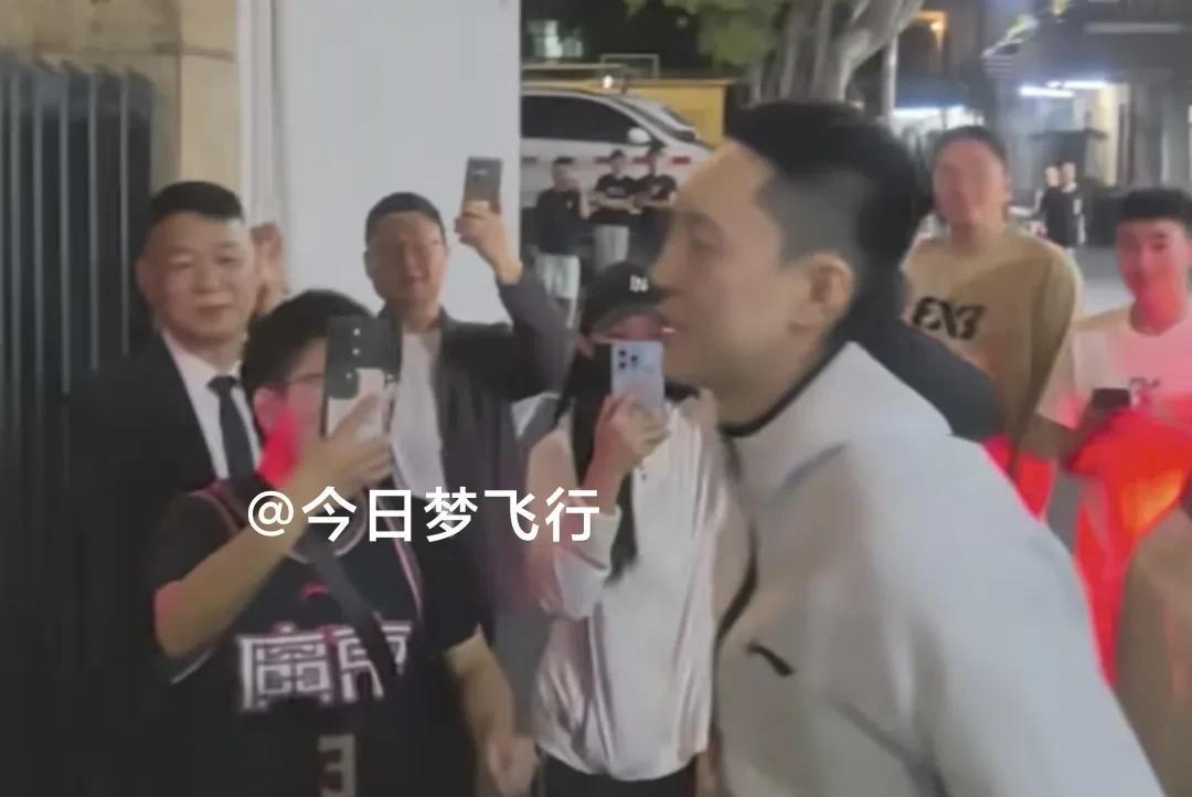 今晚深夜宏远俱乐部门口仍有大批球迷聚集。广东队将在后天飞赴山西太原！
今晚广东队