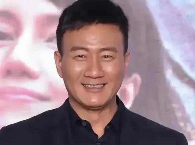 1968年，胡军出生在北京，后来从中央戏剧学院毕业，成了中国内地男演员，还在北京