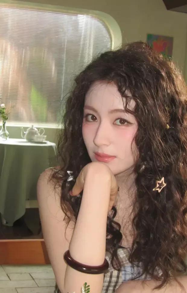 李兰迪烫羊毛卷秒变可爱甜妹 ，对镜甜笑超养眼。烫了羊毛卷发，对着镜头秒变可爱甜妹