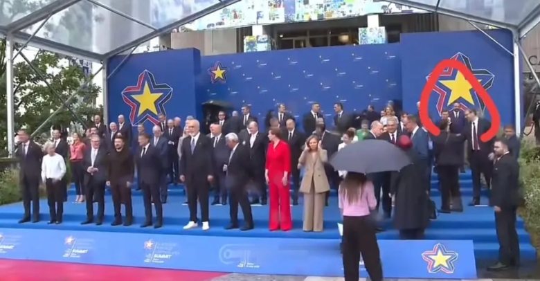 欧洲共同体峰会合影，我发现了站在边上的受人民爱戴的领导人武契奇。
他很低调。
而
