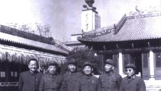 他到南京军区上任，征求许世友的意见，通过韩先楚了解：此人能用
“老许，这个人到底