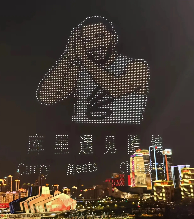 库里这排面，乔丹来了也比不了！

感觉全重庆人都来看库里了，全城灯光都围绕库里设