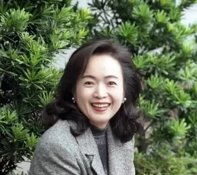 听老一辈人说牙齿整齐的人交际手腕了得，特别会说话，看到侯佩岑妈妈的牙齿，我终于相