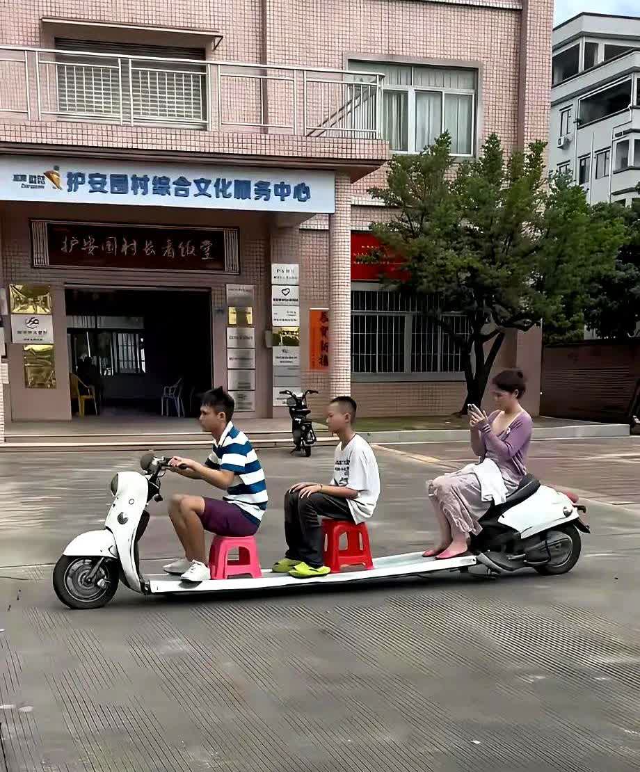 真是个人才呀！

小区里面的一男子把电动车竟然改成了加长版的，本来只能坐两个