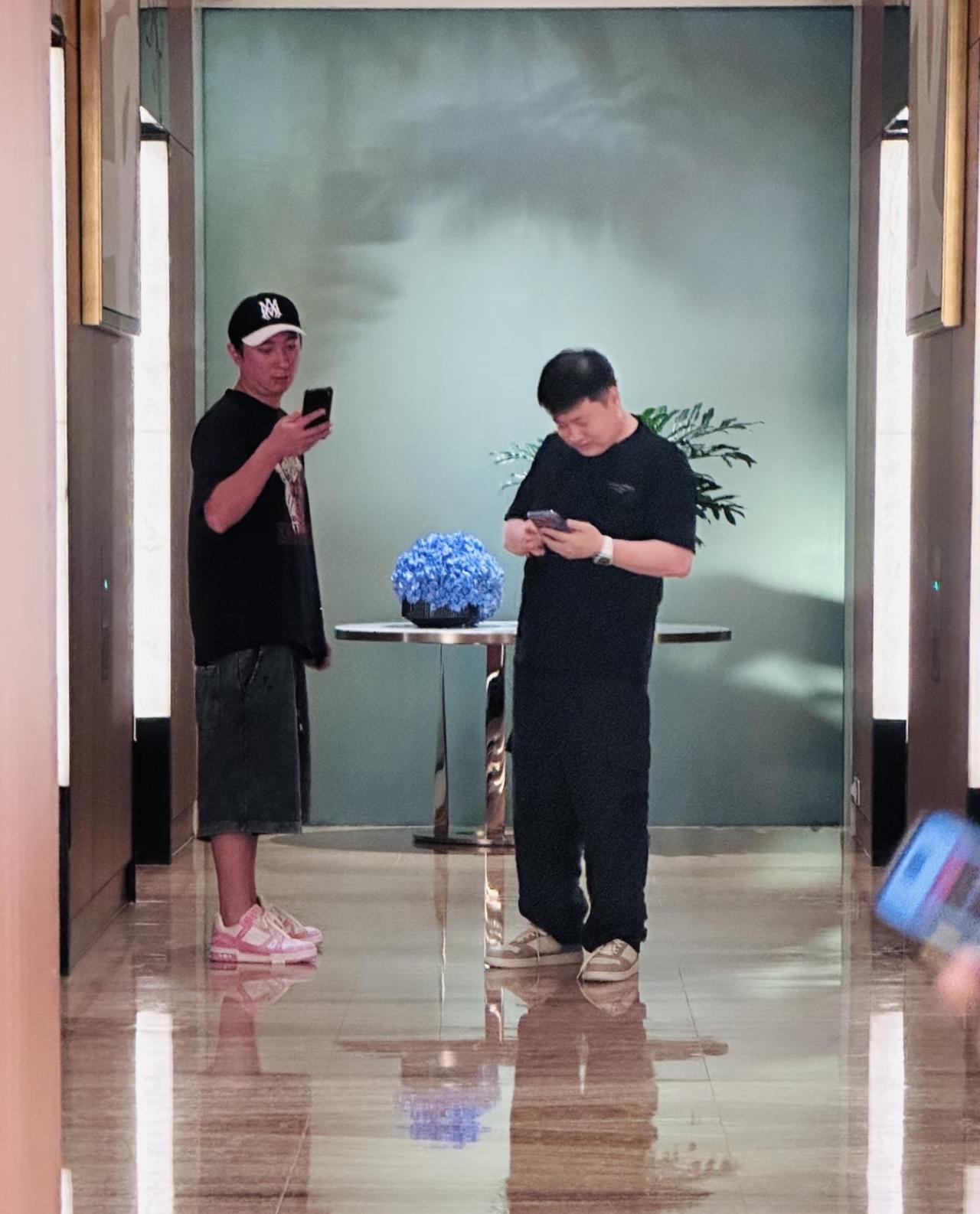 9月26日，有位网友在新加坡偶遇王思聪，他现身某酒店的画面。
“王校长”戴着棒球