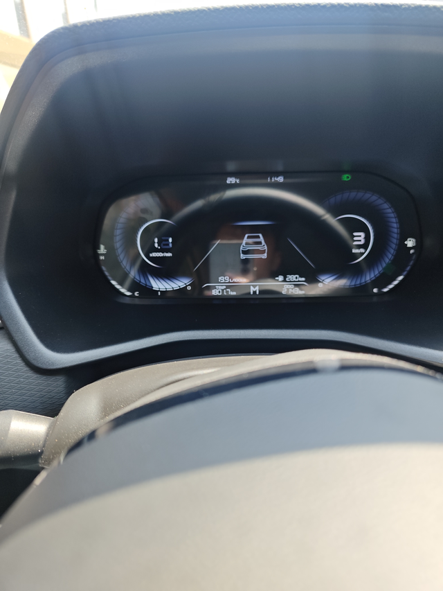 手动龙腾版你们油耗多少
我这堵车加开空调20个油耗正常吗？