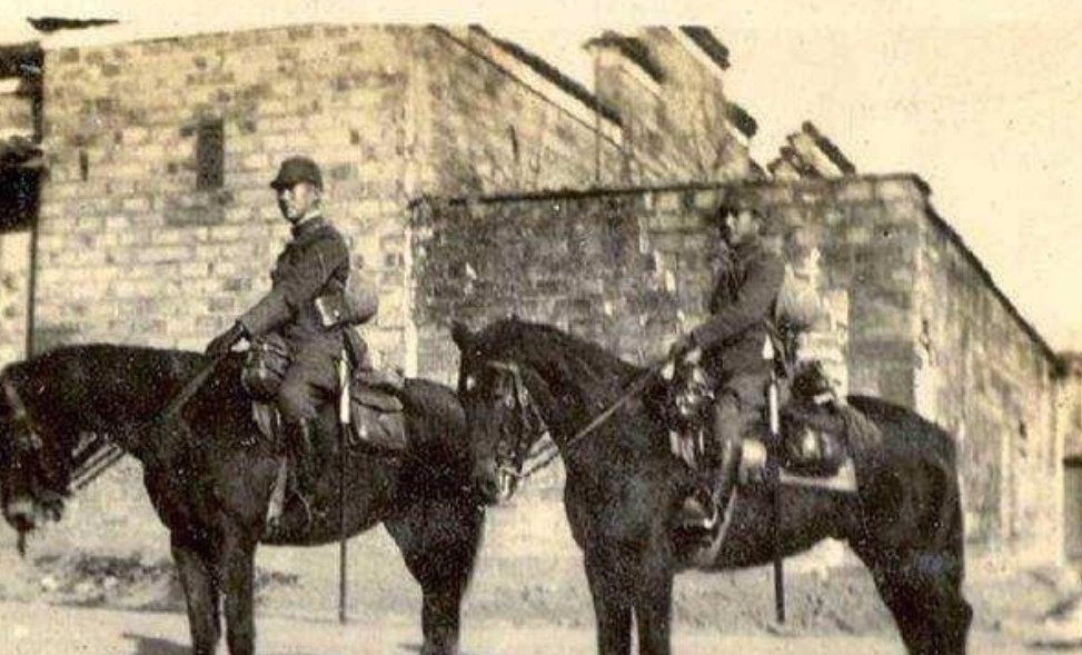 1939年，一伙日军闯入农民家中，他们残忍地将家里6岁大的小女孩儿扔进火堆。当女