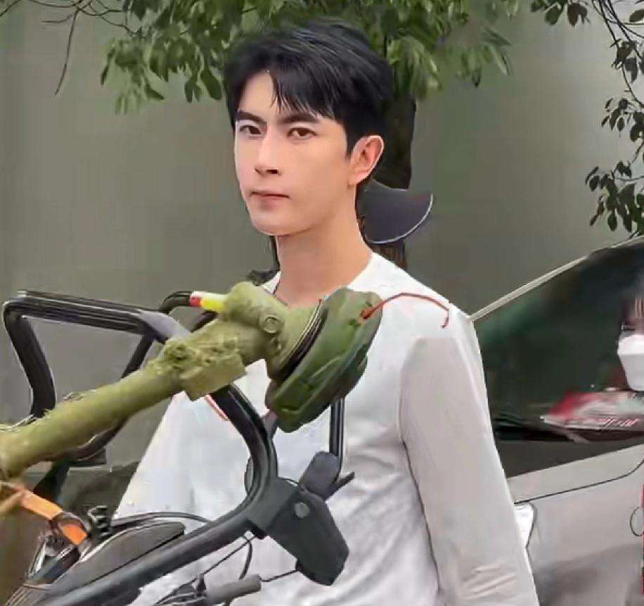 于朦胧工作室发声了！
三根蜡烛和短短2句话，将于朦胧的人生定格在了37岁，工作室