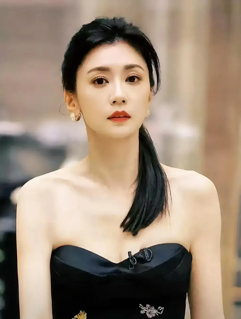 看了贾静雯演的以美之名，我问老公：

为什么修泽楷会喜欢比自己大9岁的贾静雯呢？