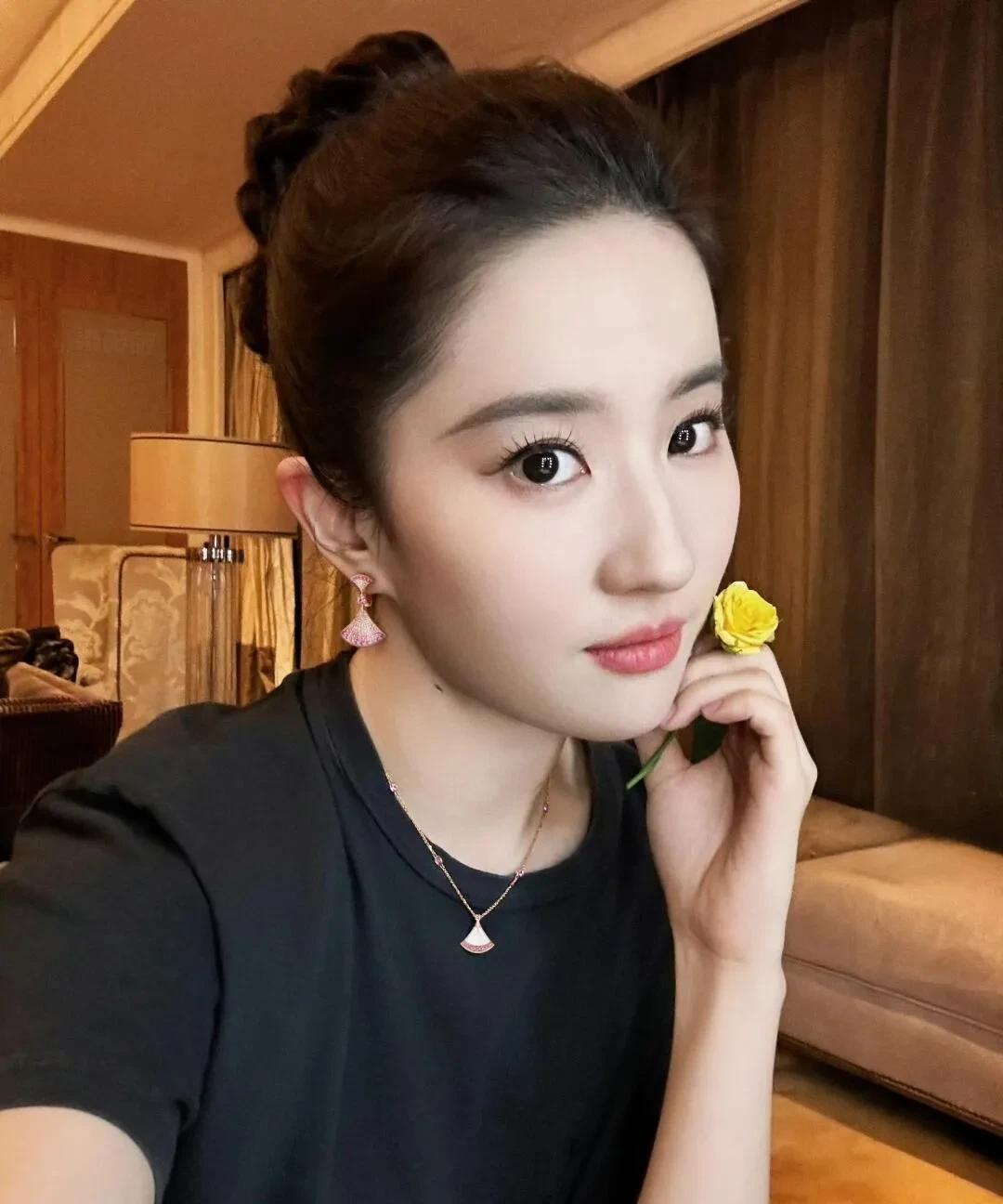 刘亦菲被叫“刘天仙”“神仙姐姐”，主要是因为她演的角色和本人长相太贴了。
早年她
