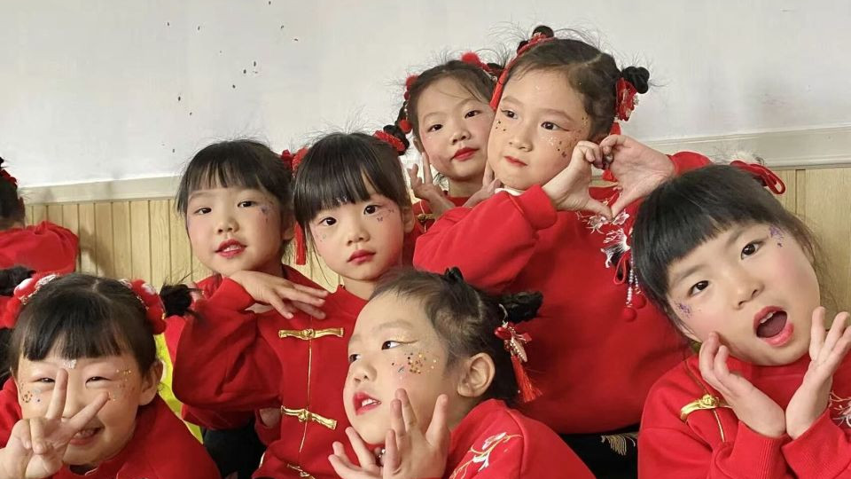 万婴瑞致幼儿园：冬日成长礼~从大班启智赛到小班萌娃秀，这学期的甜你接住了吗？