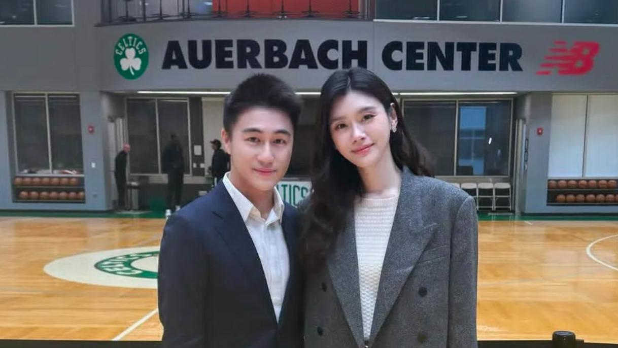 何猷君奚梦瑶亮相波士顿：夫妻俩穿正装参加活动，搭肩合照好甜蜜