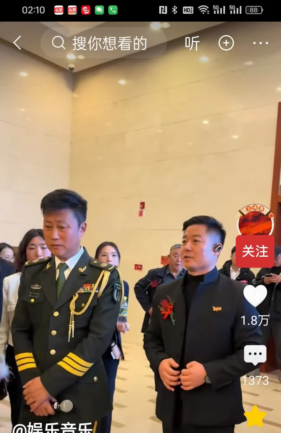 有人说耿为华顶多算个歌手，不是歌唱家。
随即有人问，那什么样的水平算歌唱家？
