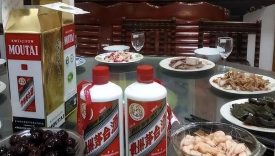 上海发生一起餐馆售假酒事件，引发关注。一男子李先生花2280元一瓶购买10瓶“茅