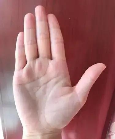 经历过一番辛苦，后面可以改变命运
今天这位女士手相还是比较好的
事业线确实比较强