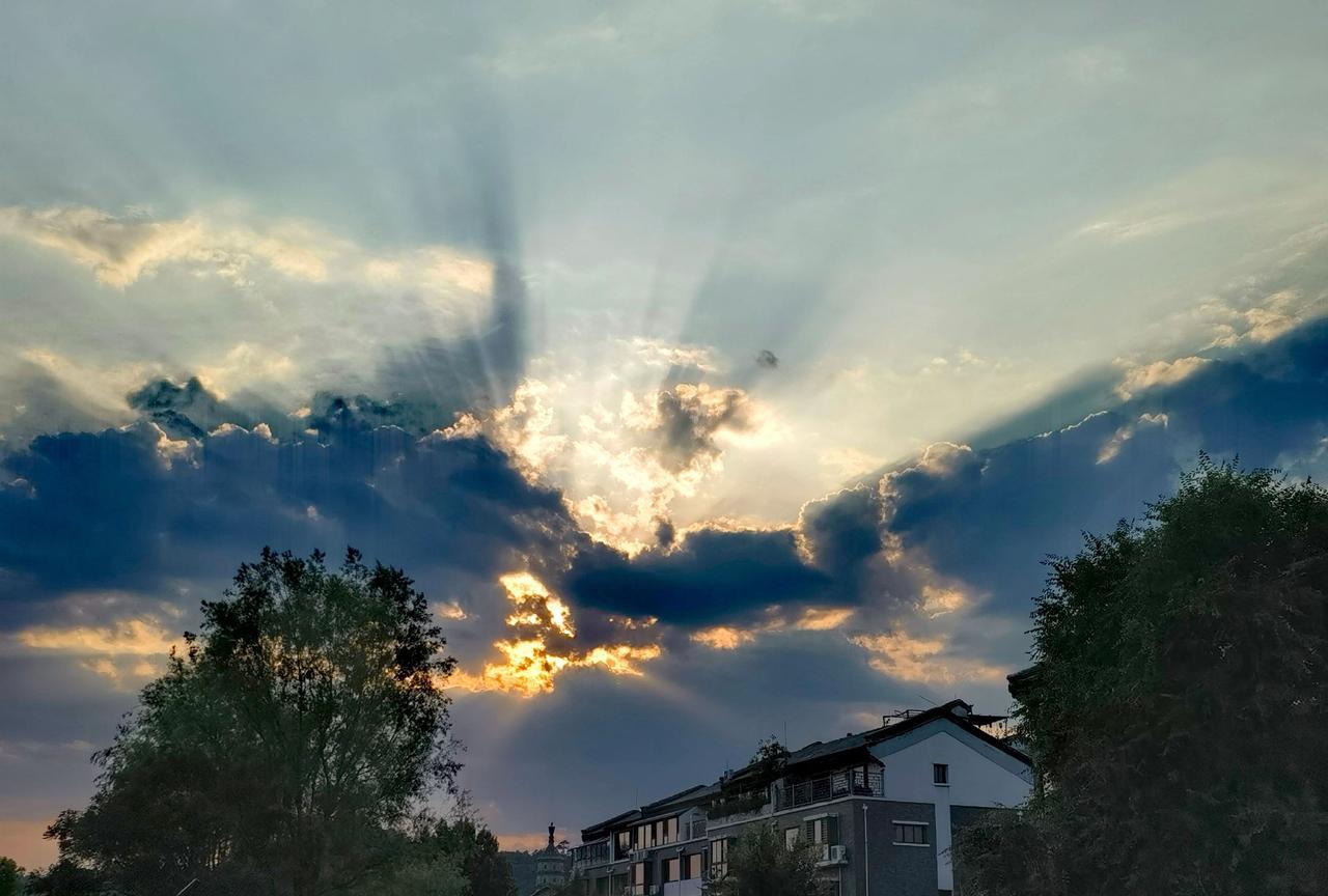 当太阳渐渐西沉，把天空染成橙红、紫红色，余晖洒在起伏的山峦，为山峰勾勒出金色轮廓