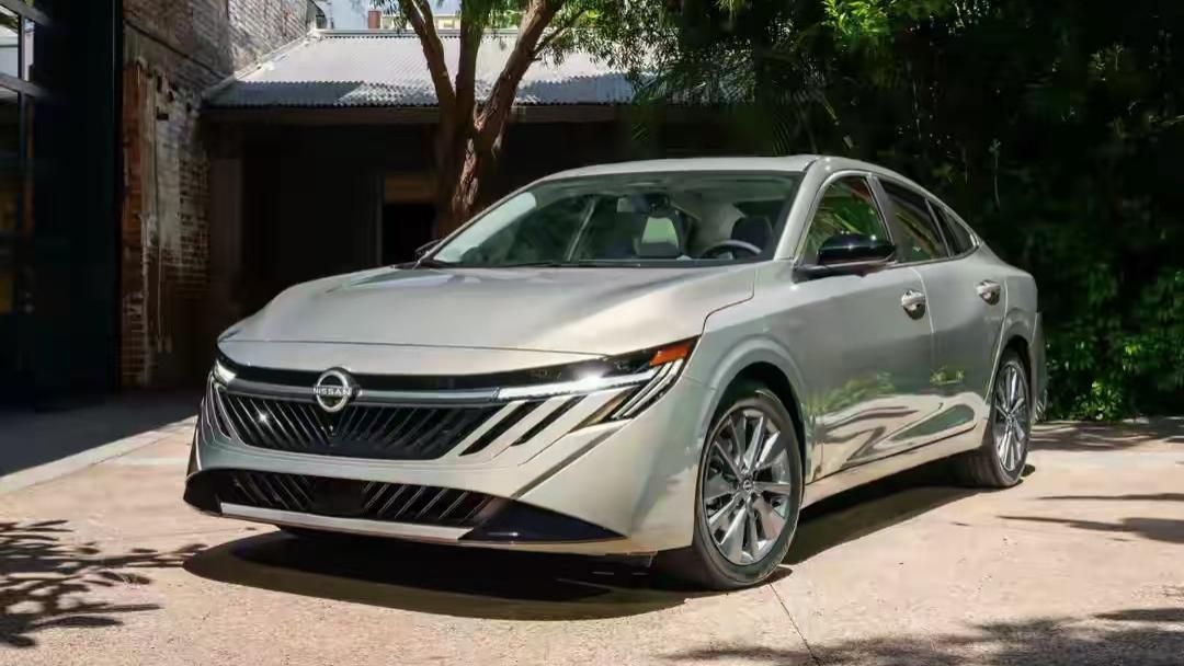 全新日产轩逸发布，外观变化大，换双连屏/提供运动版，2.0L动力