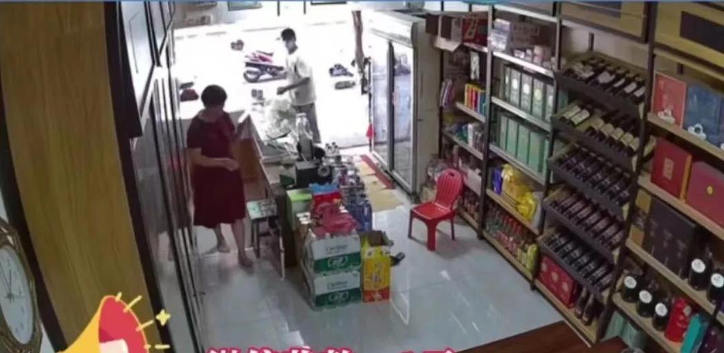 这都行？”广东，一男子在一商店内购买了960元的商品，为了迷惑商家，竟然自带微信