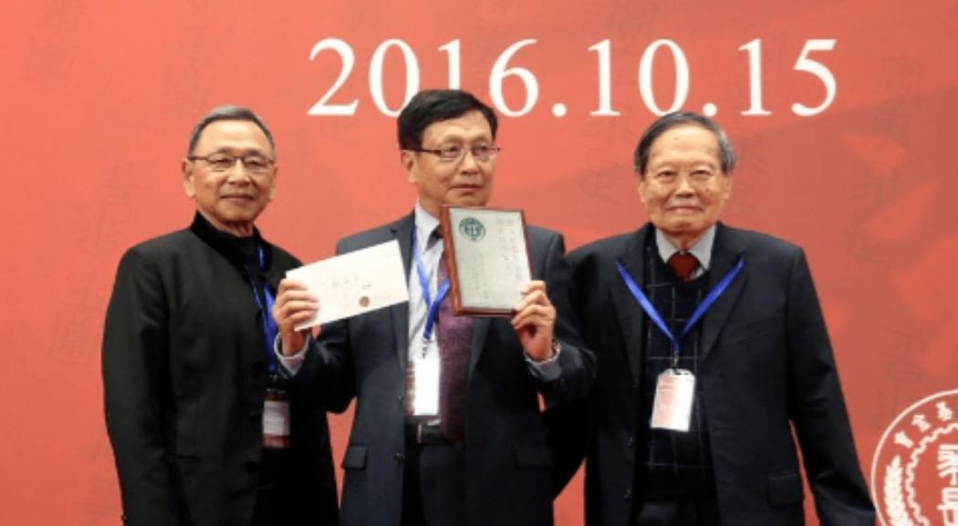 30年前，华裔数学家张益唐在美国因未获得学位证书，靠刷盘子、送快递和搬运工来维持